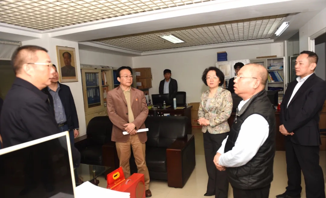 1月18日上午,李映旭一行来到海汽集团本部安全管理部慰问因病造成生活